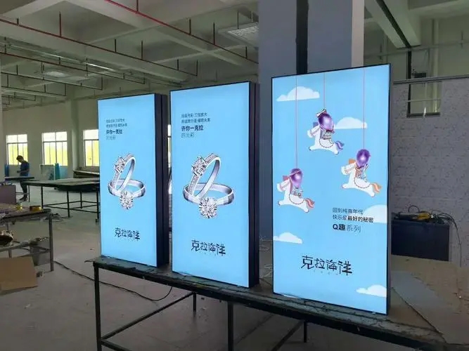 成都广告公司户外广告灯箱定做选什么材料？
